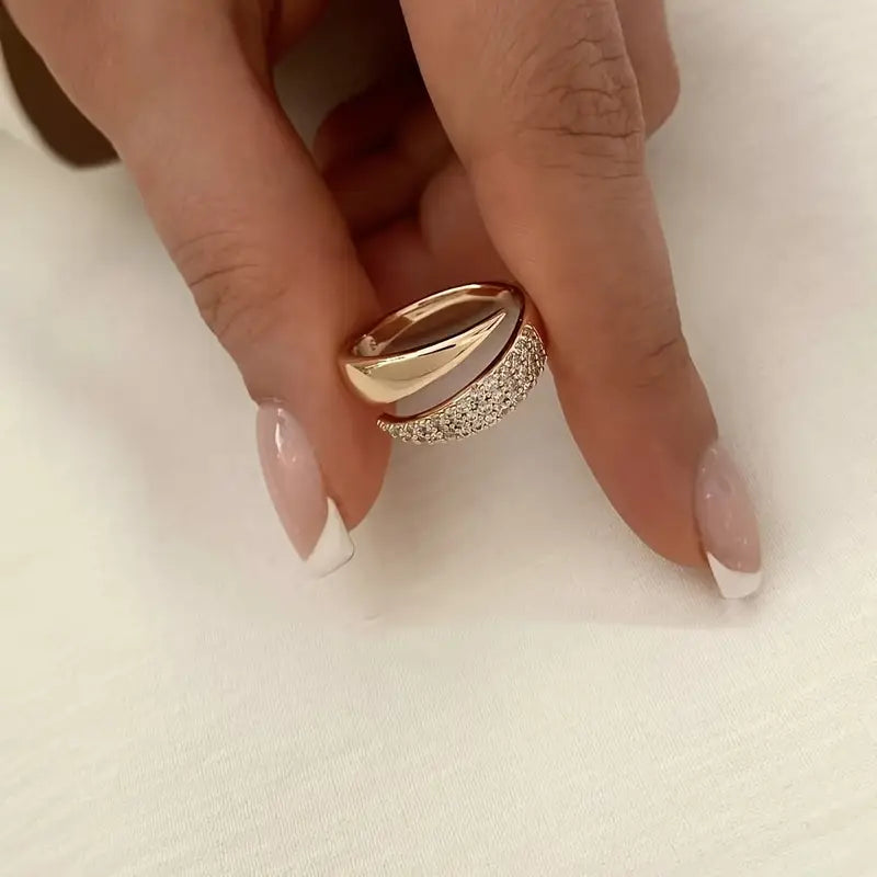 Elegante Anillo de Oro con Piedras Brillantes