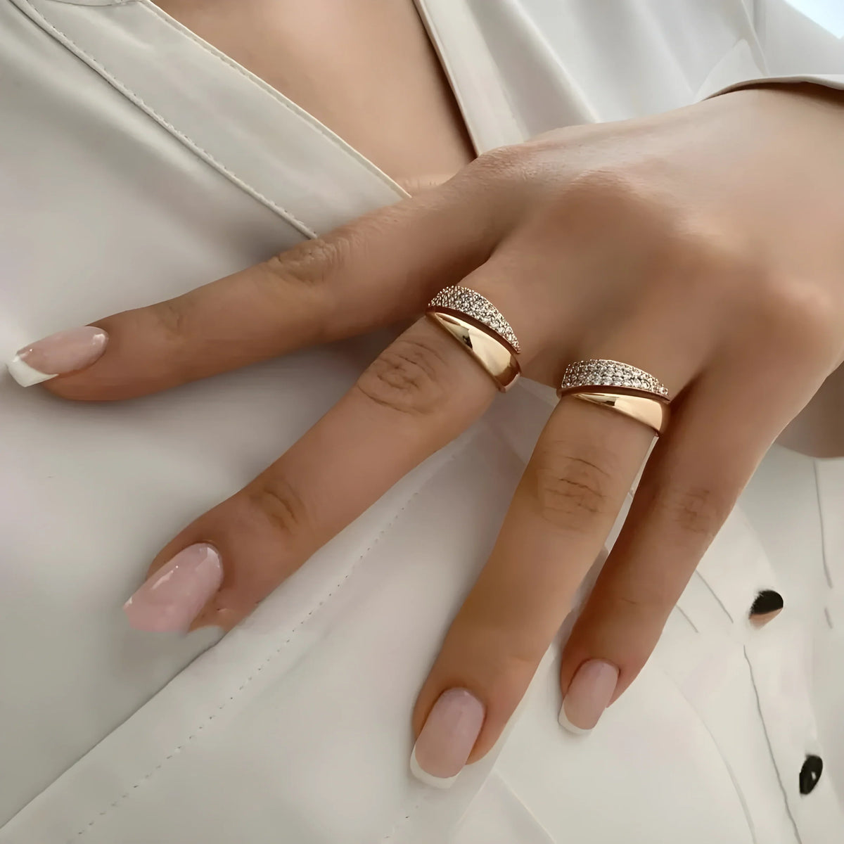 Elegante Anillo de Oro con Piedras Brillantes