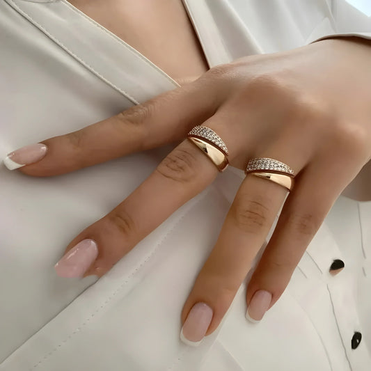 Elegante Anillo de Oro con Piedras Brillantes